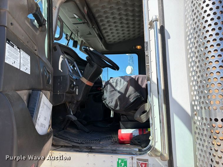 image for item EW1175 2009 Kenworth T800 semi truck