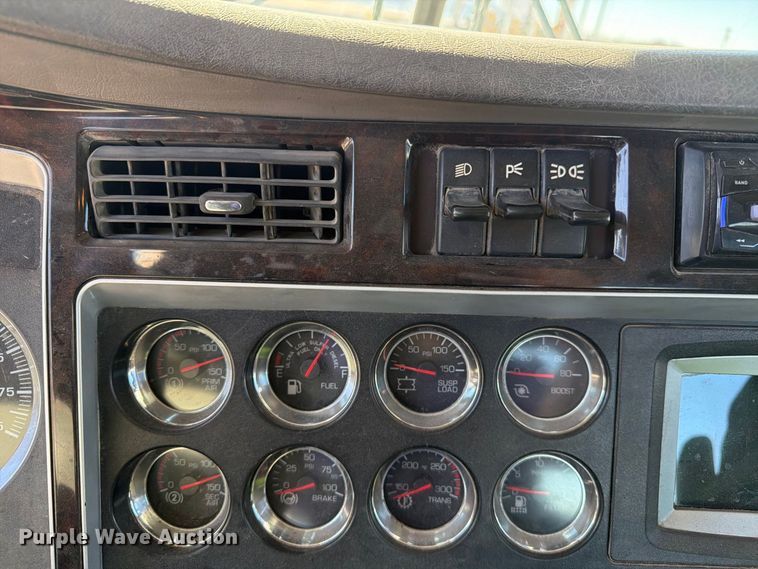 image for item EW1175 2009 Kenworth T800 semi truck