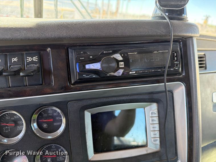 image for item EW1175 2009 Kenworth T800 semi truck