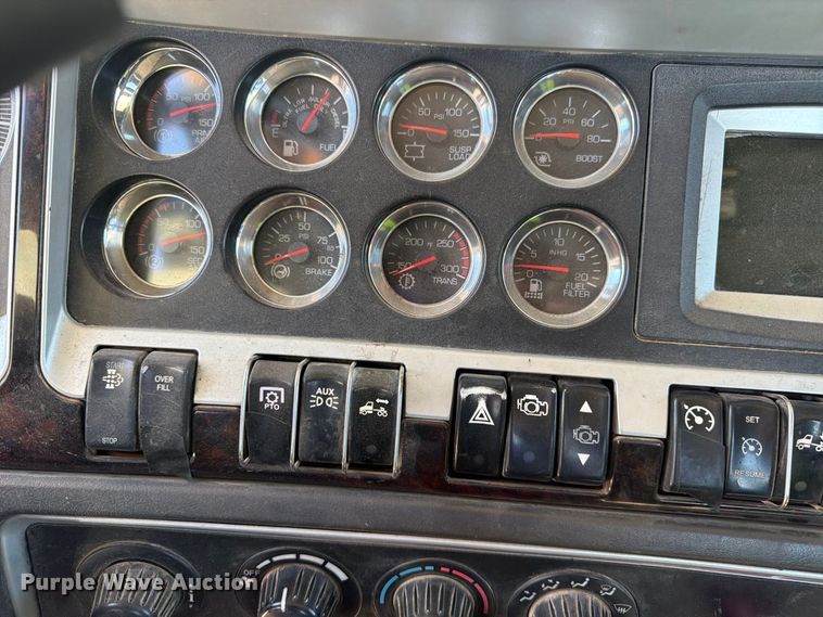 image for item EW1175 2009 Kenworth T800 semi truck