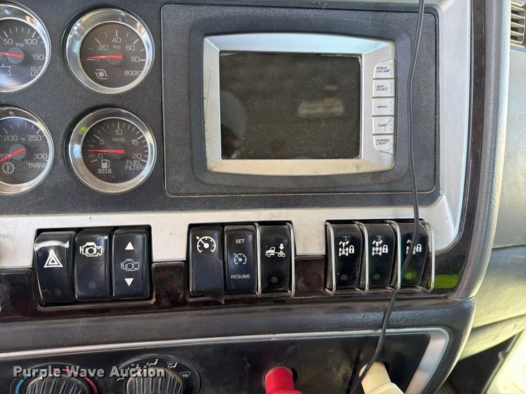 image for item EW1175 2009 Kenworth T800 semi truck