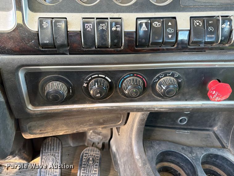 image for item EW1175 2009 Kenworth T800 semi truck