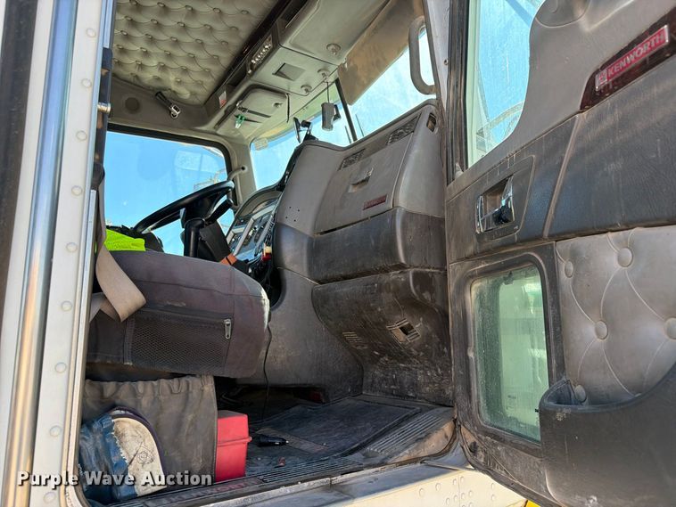 image for item EW1175 2009 Kenworth T800 semi truck