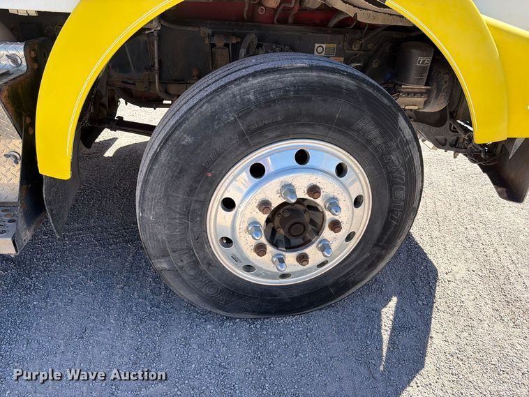 image for item EW1175 2009 Kenworth T800 semi truck
