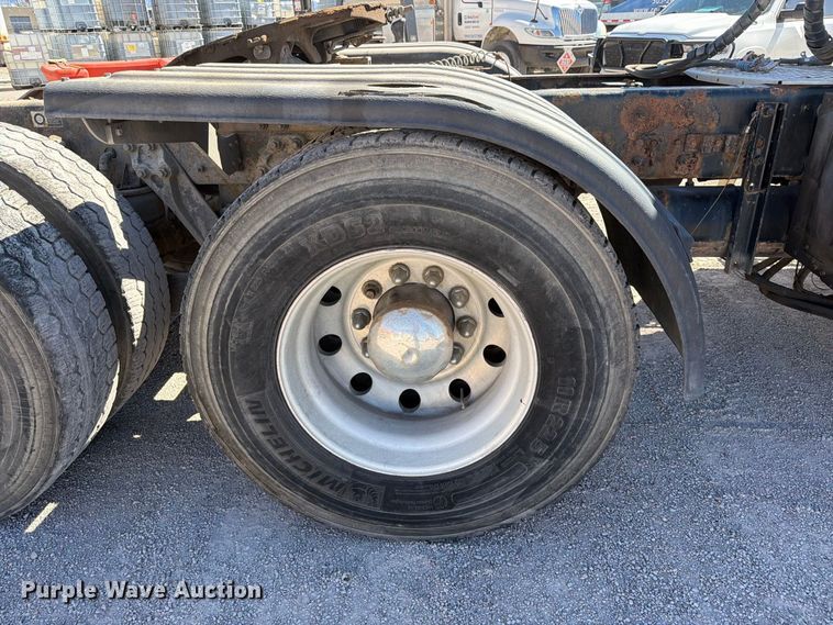 image for item EW1175 2009 Kenworth T800 semi truck