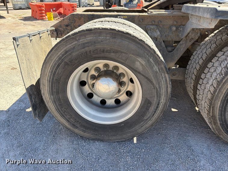 image for item EW1175 2009 Kenworth T800 semi truck