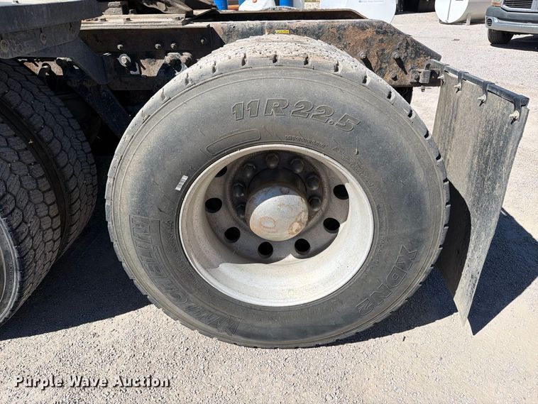 image for item EW1175 2009 Kenworth T800 semi truck