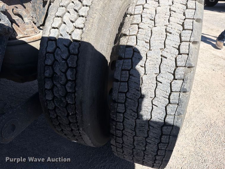 image for item EW1175 2009 Kenworth T800 semi truck