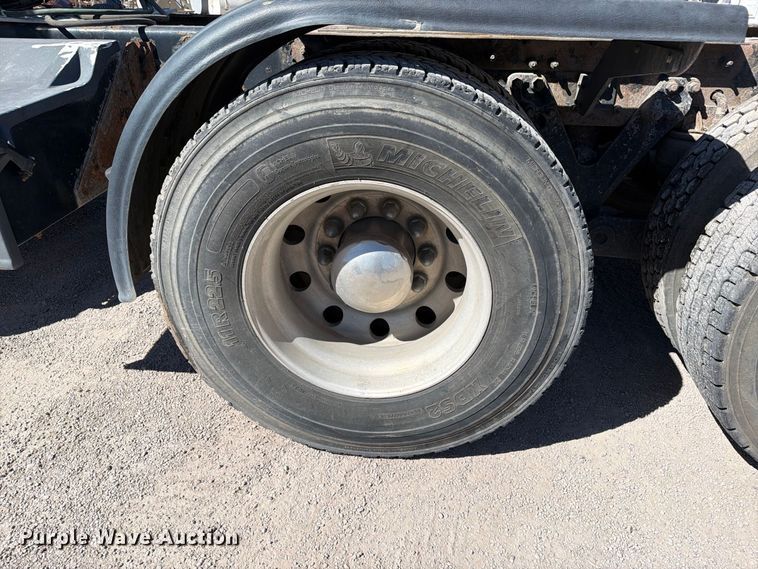 image for item EW1175 2009 Kenworth T800 semi truck