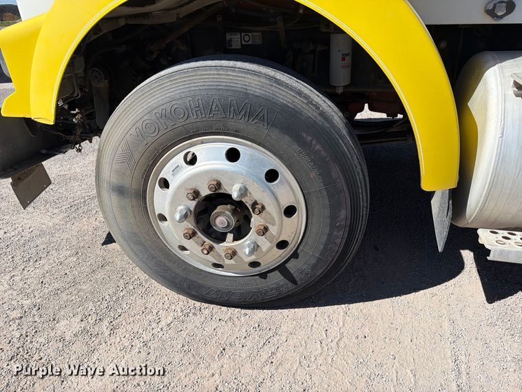 image for item EW1175 2009 Kenworth T800 semi truck