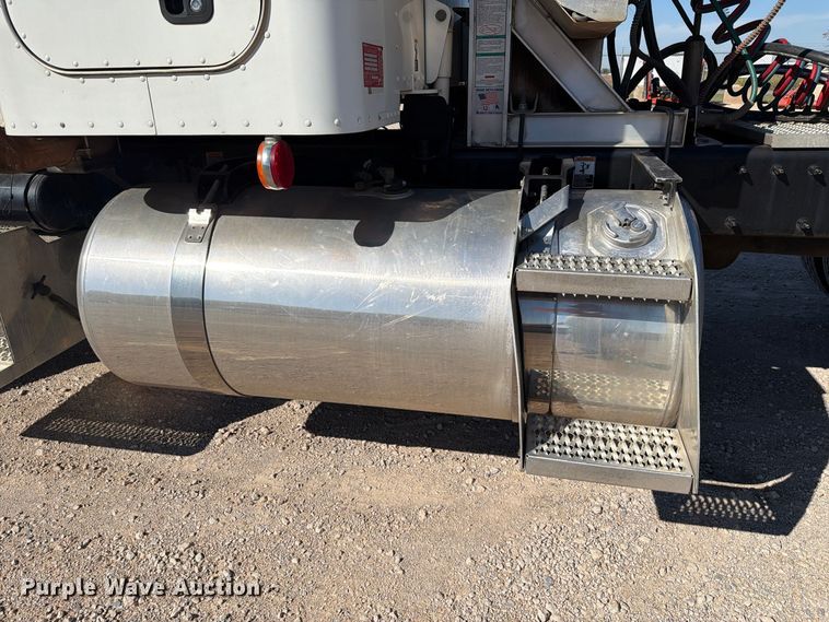 image for item EW7615 2013 Peterbilt 388 semi truck
