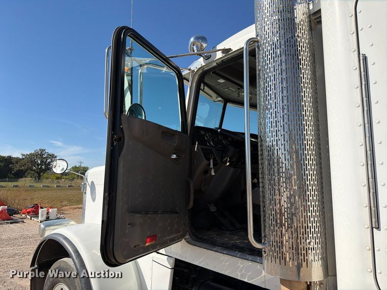 image for item EW7615 2013 Peterbilt 388 semi truck