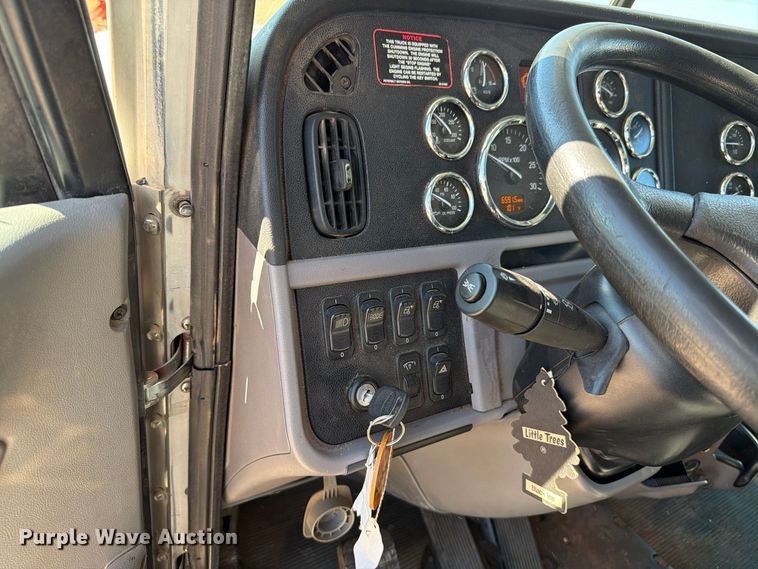 image for item EW7615 2013 Peterbilt 388 semi truck
