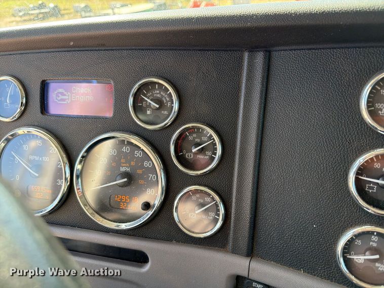 image for item EW7615 2013 Peterbilt 388 semi truck