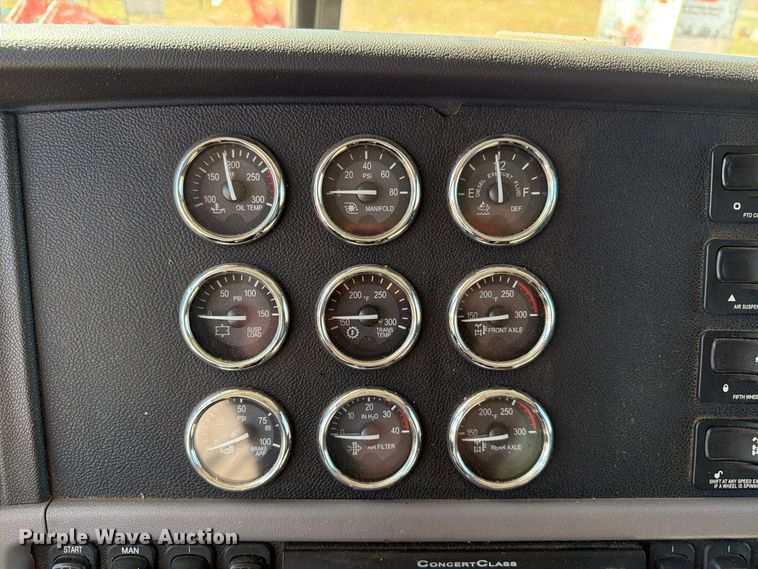 image for item EW7615 2013 Peterbilt 388 semi truck