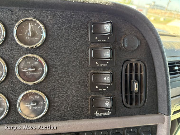 image for item EW7615 2013 Peterbilt 388 semi truck