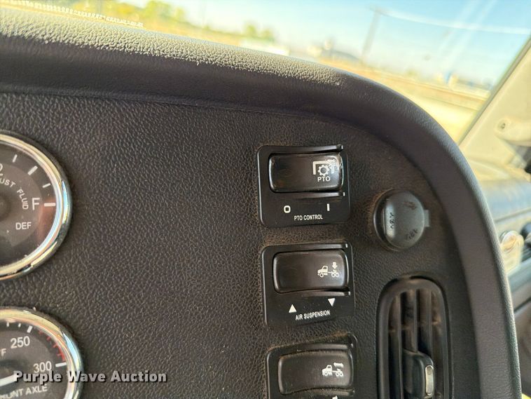 image for item EW7615 2013 Peterbilt 388 semi truck