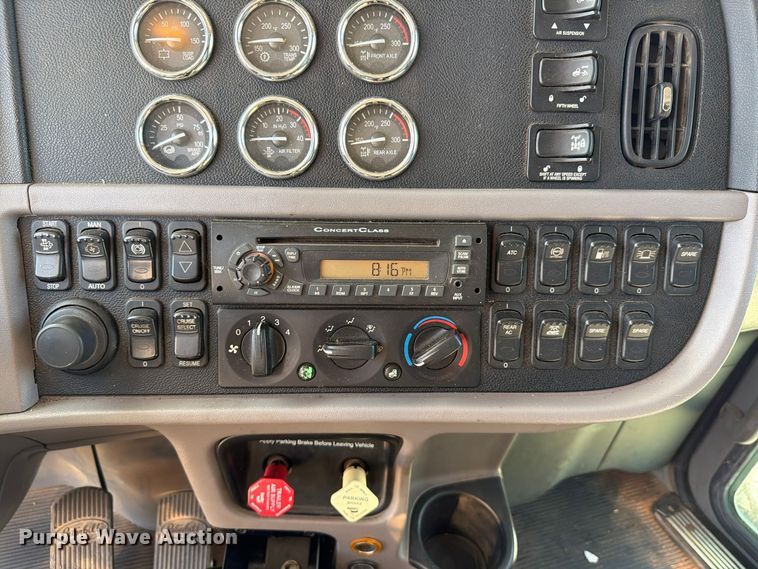 image for item EW7615 2013 Peterbilt 388 semi truck