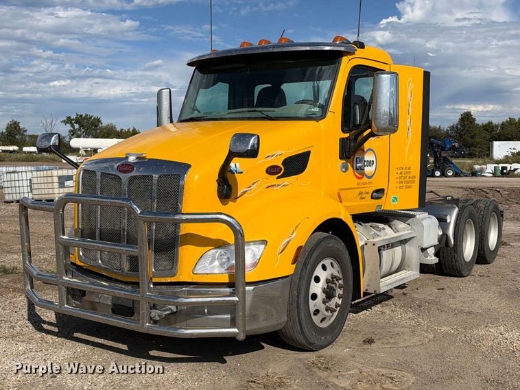 image for item EX1500 2019 Peterbilt 579 semi truck