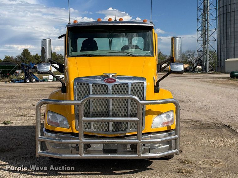 image for item EX1500 2019 Peterbilt 579 semi truck