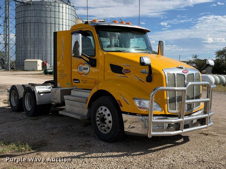 image for item EX1500 2019 Peterbilt 579 semi truck