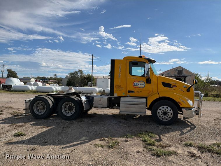 image for item EX1500 2019 Peterbilt 579 semi truck