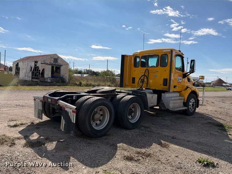 image for item EX1500 2019 Peterbilt 579 semi truck