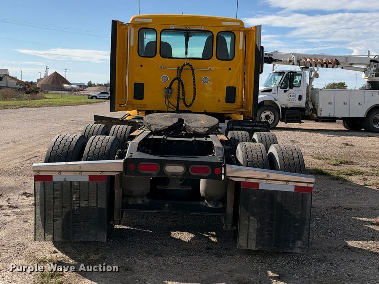 image for item EX1500 2019 Peterbilt 579 semi truck