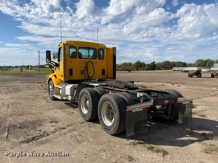 image for item EX1500 2019 Peterbilt 579 semi truck