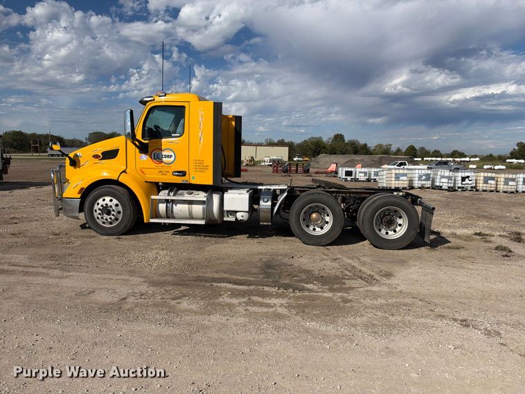 image for item EX1500 2019 Peterbilt 579 semi truck