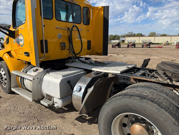 image for item EX1500 2019 Peterbilt 579 semi truck