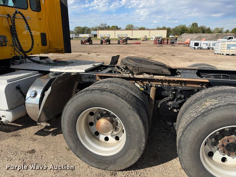 image for item EX1500 2019 Peterbilt 579 semi truck