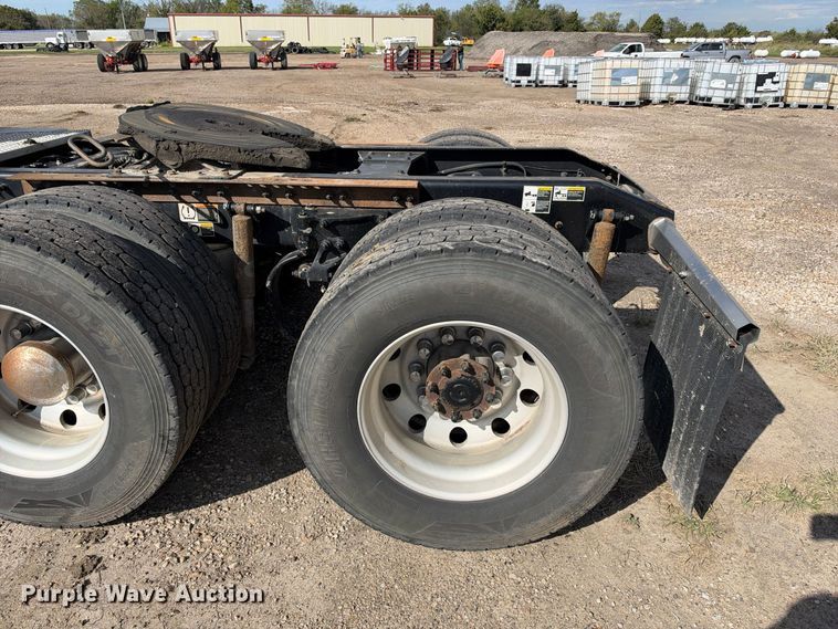image for item EX1500 2019 Peterbilt 579 semi truck