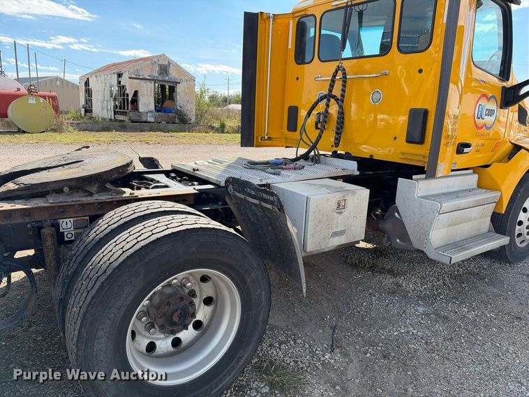 image for item EX1500 2019 Peterbilt 579 semi truck