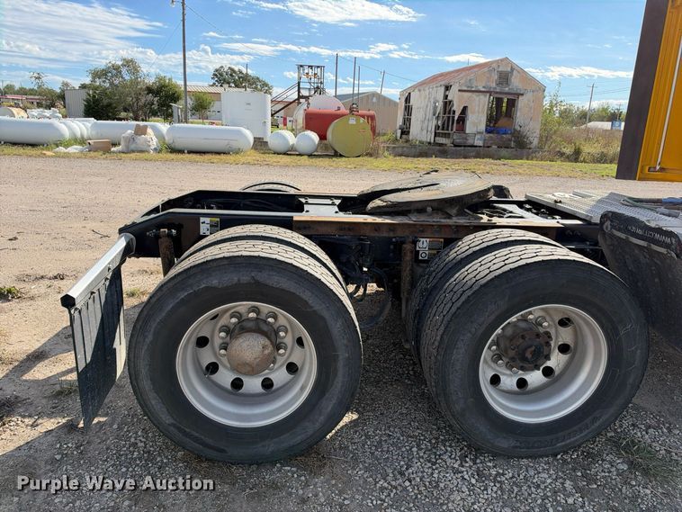 image for item EX1500 2019 Peterbilt 579 semi truck