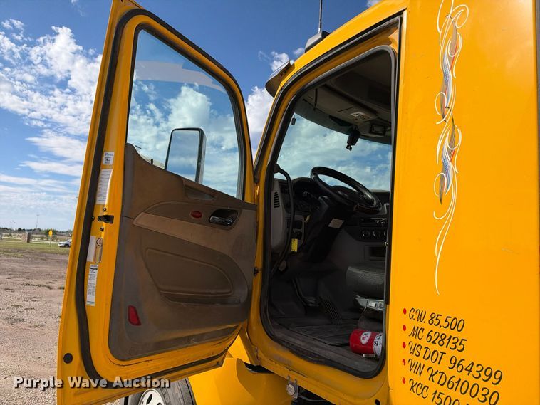 image for item EX1500 2019 Peterbilt 579 semi truck