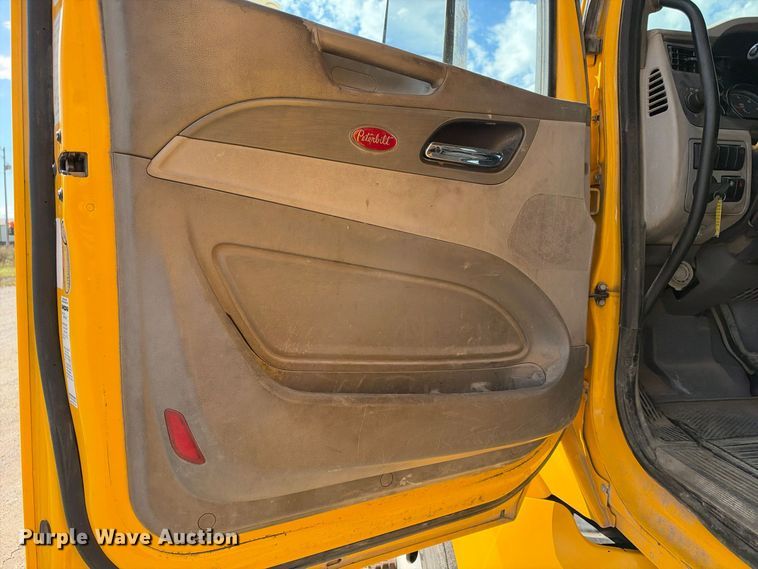 image for item EX1500 2019 Peterbilt 579 semi truck