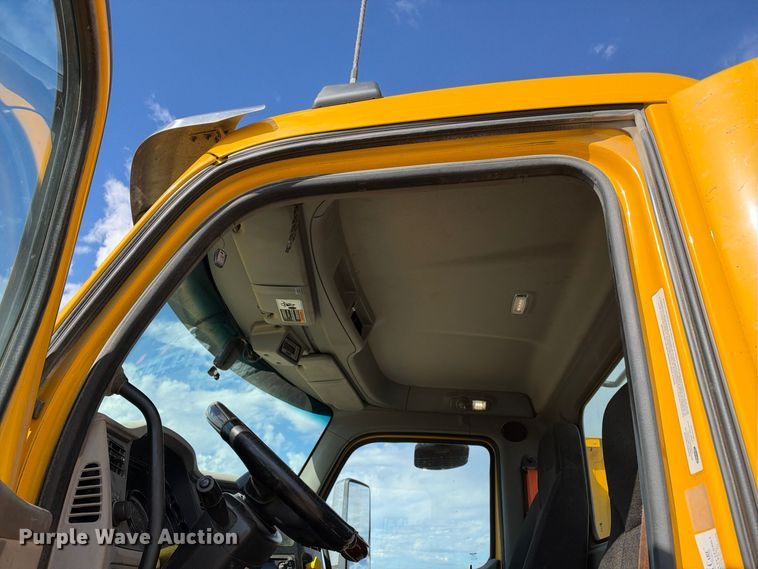 image for item EX1500 2019 Peterbilt 579 semi truck
