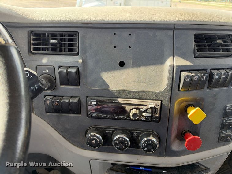 image for item EX1500 2019 Peterbilt 579 semi truck