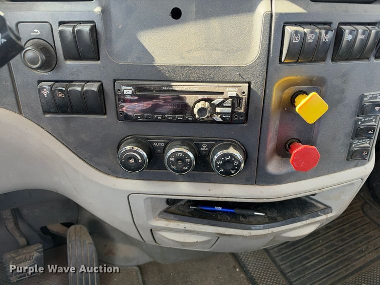 image for item EX1500 2019 Peterbilt 579 semi truck