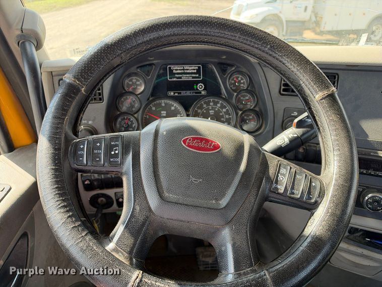 image for item EX1500 2019 Peterbilt 579 semi truck