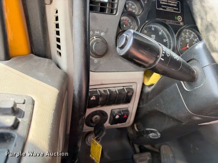 image for item EX1500 2019 Peterbilt 579 semi truck