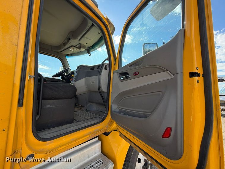 image for item EX1500 2019 Peterbilt 579 semi truck