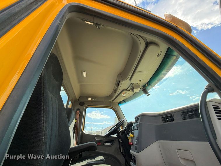 image for item EX1500 2019 Peterbilt 579 semi truck