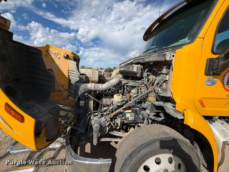 image for item EX1500 2019 Peterbilt 579 semi truck