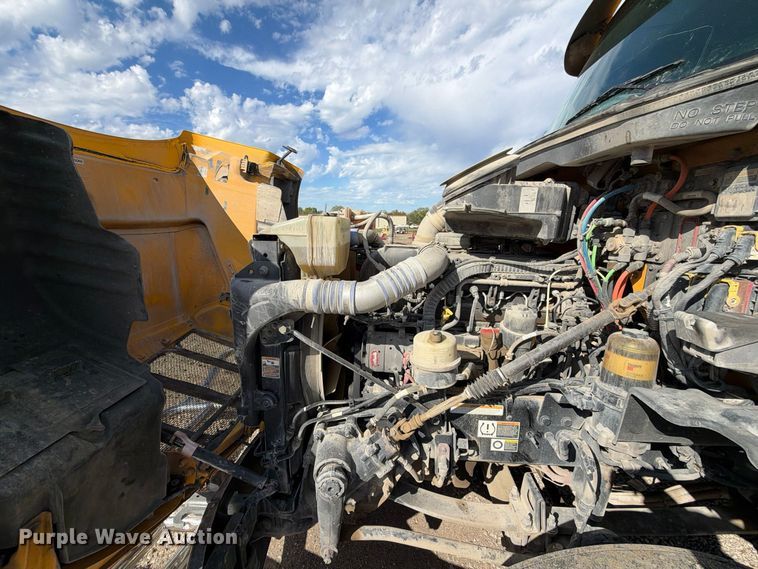 image for item EX1500 2019 Peterbilt 579 semi truck