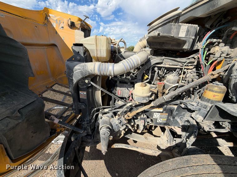 image for item EX1500 2019 Peterbilt 579 semi truck