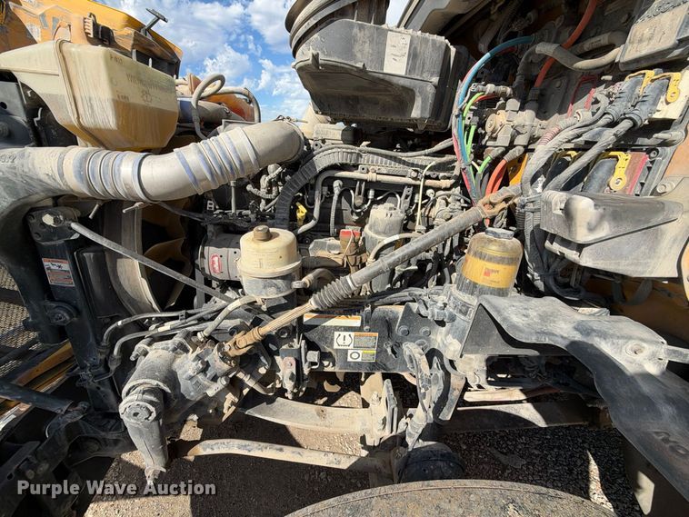 image for item EX1500 2019 Peterbilt 579 semi truck