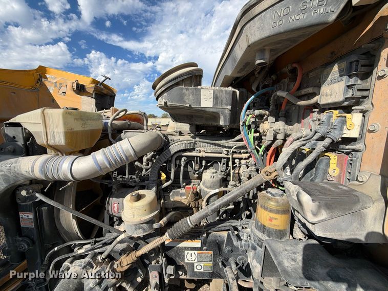 image for item EX1500 2019 Peterbilt 579 semi truck