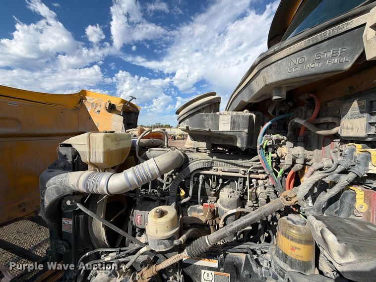 image for item EX1500 2019 Peterbilt 579 semi truck
